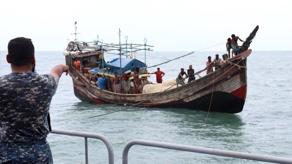 বঙ্গোপসাগরে ভাসমান ট্রলার থেকে ২৬ জেলেকে উদ্ধার করল নৌবাহিনী